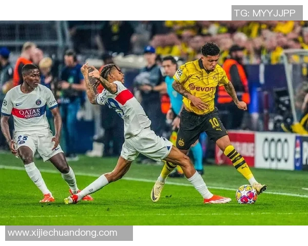 足球明星如何在比赛中巧妙摔倒过人技巧解析与精彩瞬间回顾 足球明星如何在比赛中巧妙摔倒过人技巧解析与精彩瞬间回顾