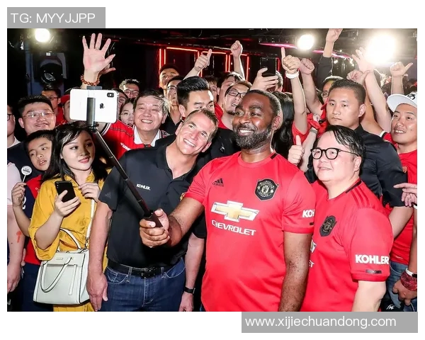 丸子与足球明星亲密合影瞬间展示运动与可爱的完美结合