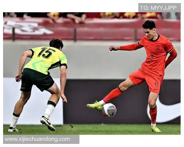 国足在世预赛中与澳大利亚队握手言和展现顽强拼搏精神